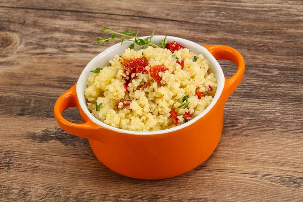 Vejetaryen yemeği - sebzeli kuskus ve maydanoz.