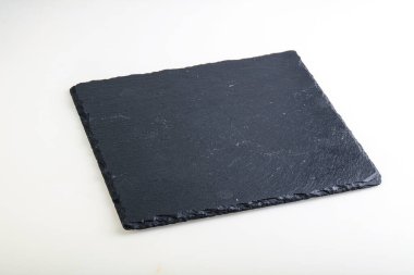 Siyah taş tahtası beyaz arkaplanda izole edildi