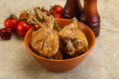 Tatlı ve baharatlı soslu tavşan yahnisi.