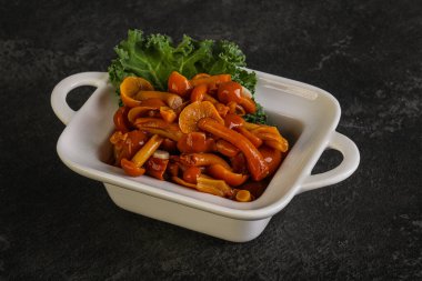 Terbiye edilmiş mantar. Kasede küçük bal aromalı.