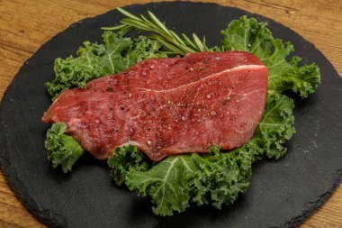 Baharatlı ızgara için çiğ biftek.