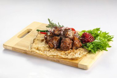 Izgara sığır kebabı ızgara Shashlik soğan servis etti.
