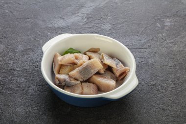 Atıştırmak için dilimlenmiş ringa filetosu kasede.