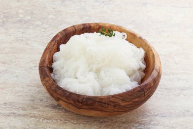 Kavanozda kaynamış Asyalı erişte.