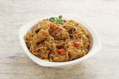 Körili tavuk ve sebzeli Wok Udon