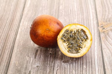 Dilimlenmiş tropik tatlı ve sulu Tutku meyvesi