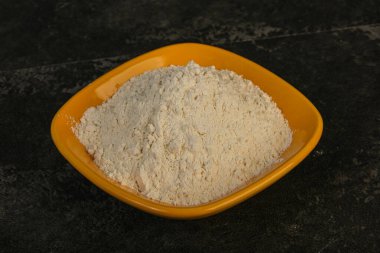 Buğday unu kasede yemek pişirmek için.