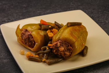 Doldurulmuş dolma dolma biber, et ve pilav.