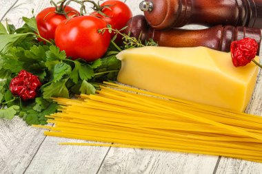 Çiğ İtalyan spagetti yığını, peynir ve sebzeli.