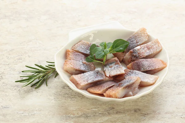 葡萄汁中美味的鲱鱼片配迷迭香 — 图库照片