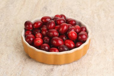 Olgun tatlı tatlı taze kızılcık kasede