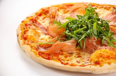 Parmalı pizza, peynir ve roka.