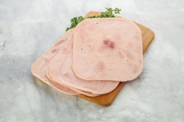 Dilimlenmiş domuz jambonu.