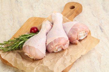 Pişirmek için üç tavuk budu budu.