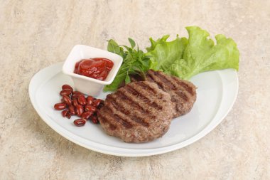 Domates soslu ızgara sığır burger pirzolası