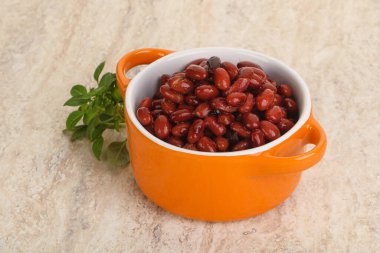 Fesleğende kırmızı böbrek fasulyesi vardı.