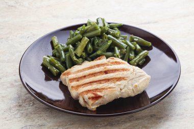 Yeşil fasulyeli ızgara hindi bifteği.