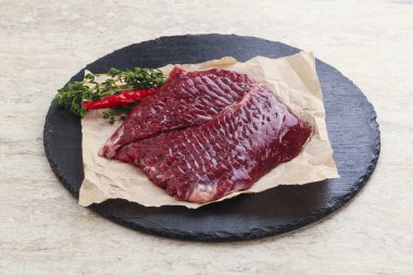 Izgara için çiğ pala bifteği kekik servis edilir.,