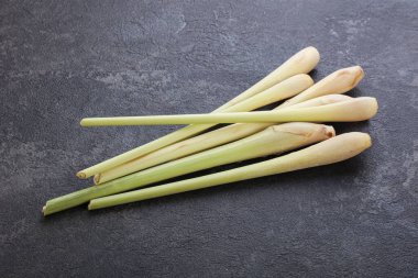 Çiğ limon sapı aroması yemek pişirmek için.