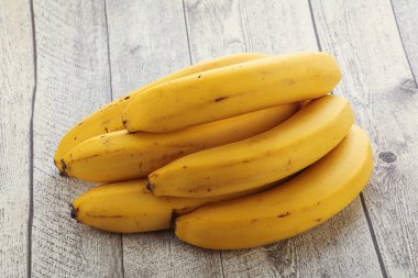 Tropik sarı muz meyvesi yığını izole