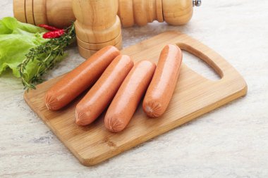 Atıştırmalık olarak et sosisi. Kahvaltı aperatifi.