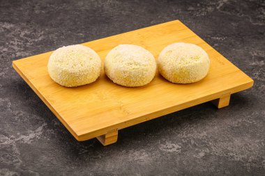 Çiğ patates ezmesi - doldurulmuş patates pirzolası - pişirmek için.