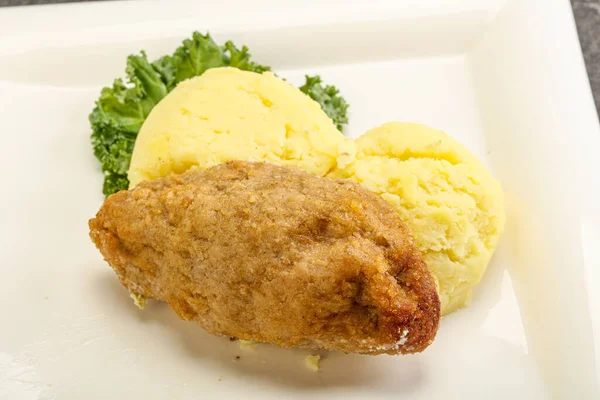 Knaprigt Kycklingkotlett Från Malet Kött Med Potatismos — Stockfoto