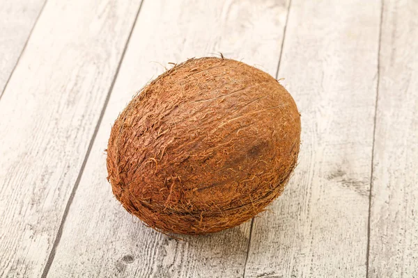 Tropische Braune Kokosnuss Über Hintergrund Isoliert — Stockfoto