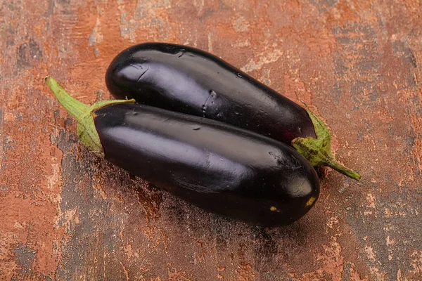 Deux Aubergines Crues Mûres Isolées Pour Cuisson — Photo