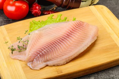 Pişirmek için çiğ tilapia balığı filetosu.