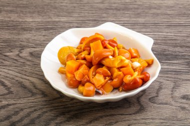 Baharatlı salamura bal mantarı kasede.