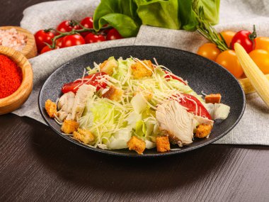 Tavuk ve parmesam peynirli Sezar salatası.