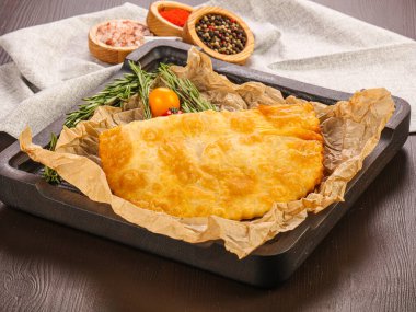 Geleneksel Rus atıştırması - Etli kızarmış Cheburek