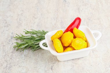 Turşulu sarı pastanın içinde doğal atıştırmalıklar.