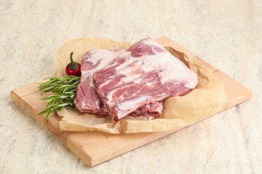 Güvertede pişirmek için çiğ domuz kaburgası.