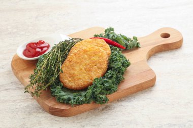 Kızarmış patates haşlanmış krep ve sos.