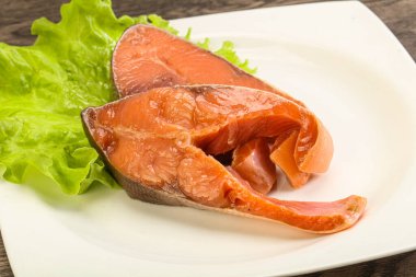 İki pembe somon balığı bifteği. Salata yaprağı.