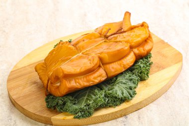 Tütsülenmiş kalamar aperatifi izole edilmiş.