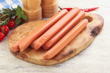 Kahvaltı için doğal haşlanmış domuz sosisi.