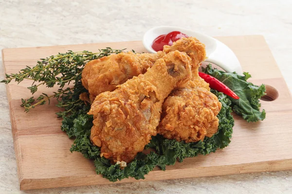 Gebratene Knusprige Chicken Drumsticks Mit Tomatensauce — Stockfoto
