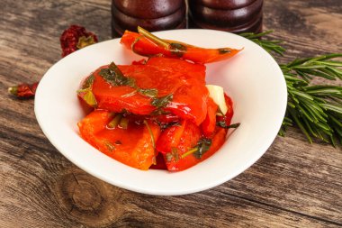 Baharatlı marine edilmiş kırmızı dolma biber.