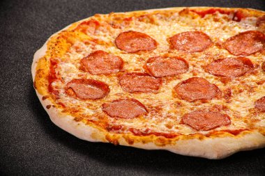 İtalyan geleneksel sosisli pizza.