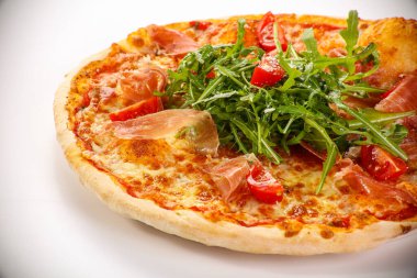 Parmalı pizza, peynir ve roka.