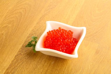 Rus kırmızı havyarı kasede.