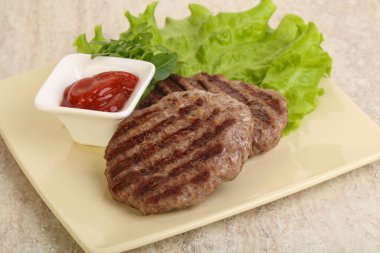 Domates soslu ızgara sığır burger pirzolası