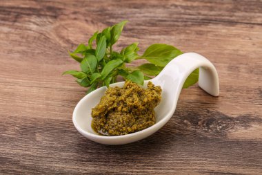 Fesleğen ve sedir fıstıklı yeşil sos sosu.