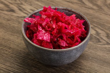 Kasede pancar kökü olan marine edilmiş kırmızı lahana.