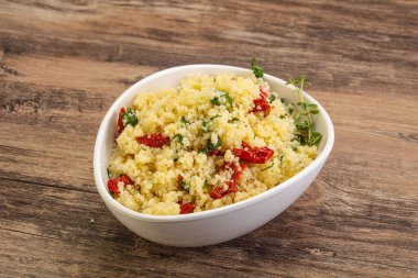 Vejetaryen yemeği - sebzeli kuskus ve maydanoz.