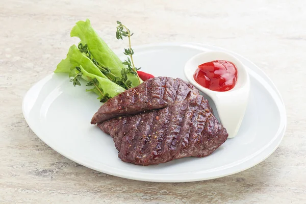 Izgara Pala Etekli Biftek Kekik Ketçap Servis Edilir — Stok fotoğraf
