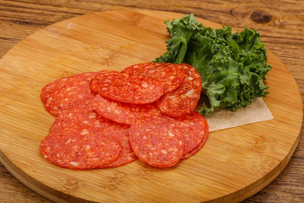 Olasz Spycy Pepperoni Kolbászszeletek Fedélzeten — Stock Fotó